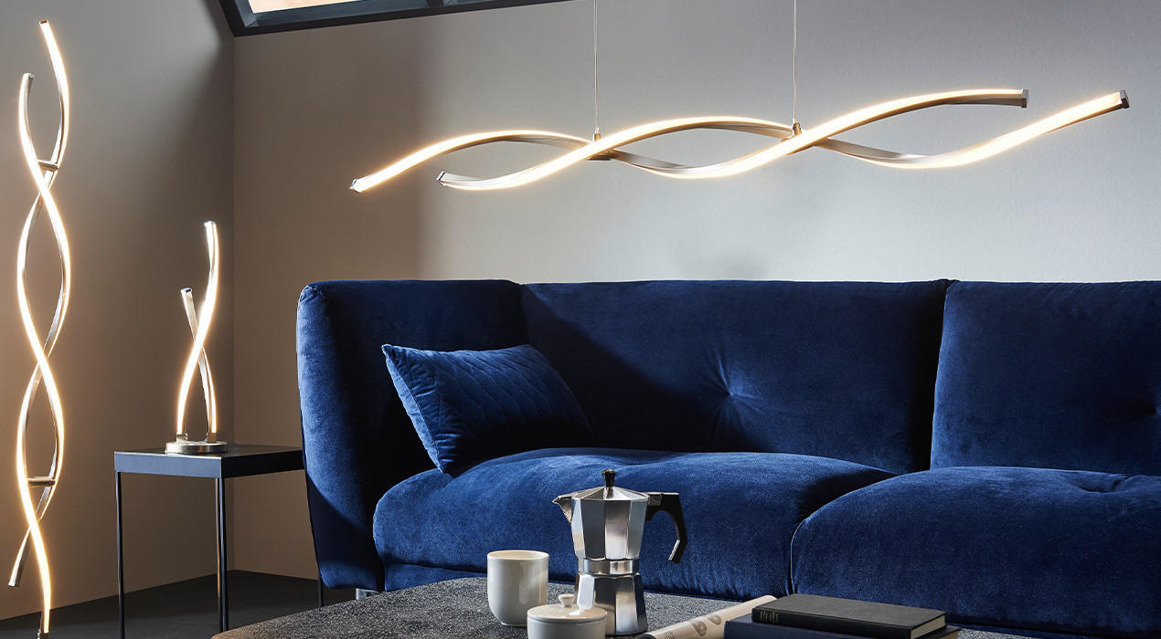blau velvet Couch & goldfarbe hängeleuchte