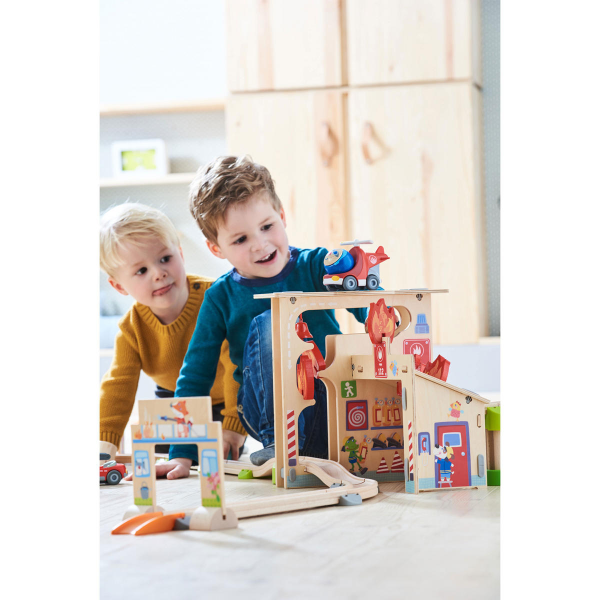 SPIELZEUGAUTO Kullerbü Spielbahn Feuerwehrwache, ab 2 Jahren - Multicolor, Kunststoff (31.5/47.5cm) - Haba