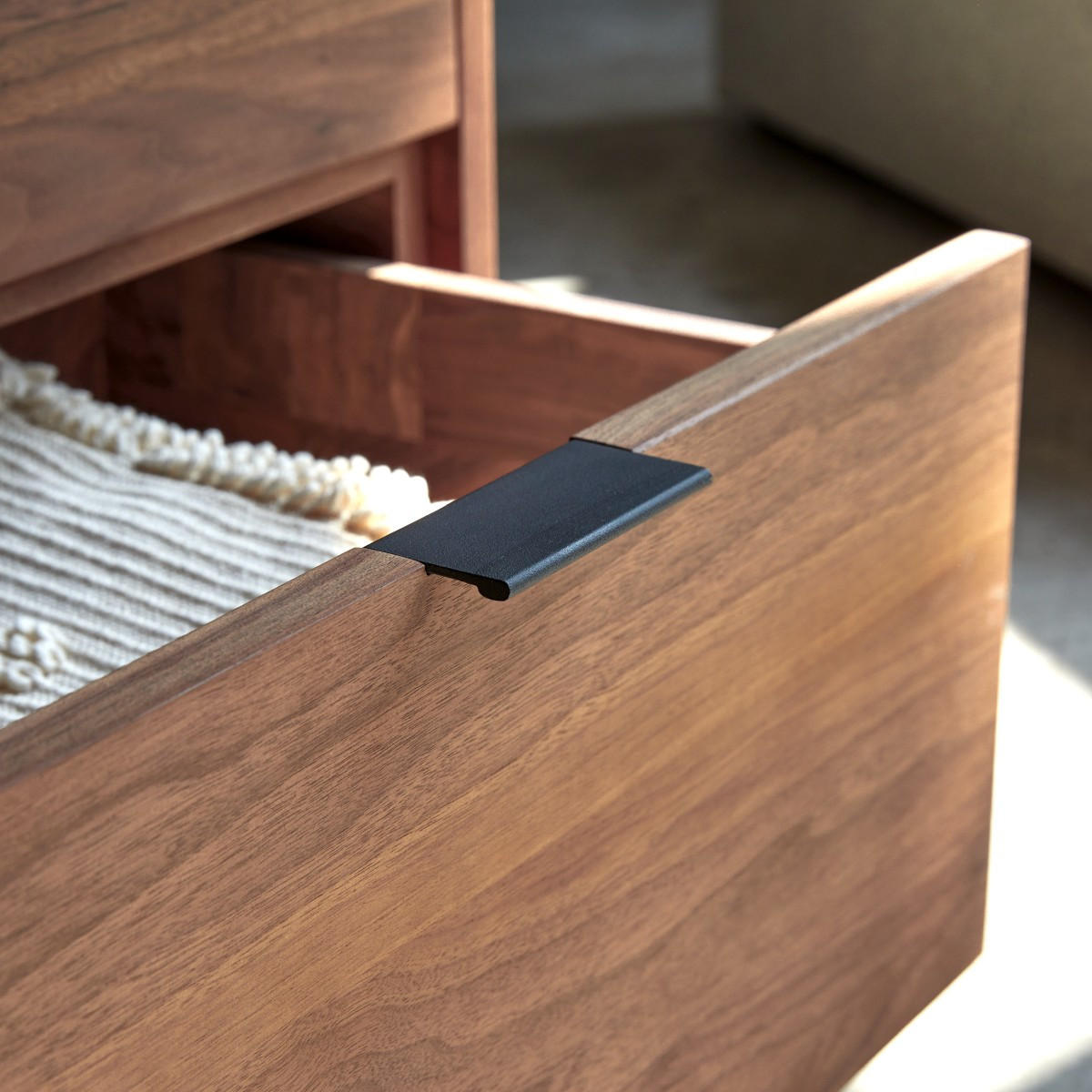 KOMMODE Senson Braun aus Walnuss - Braun, Holz (120/92/45cm) - Tikamoon