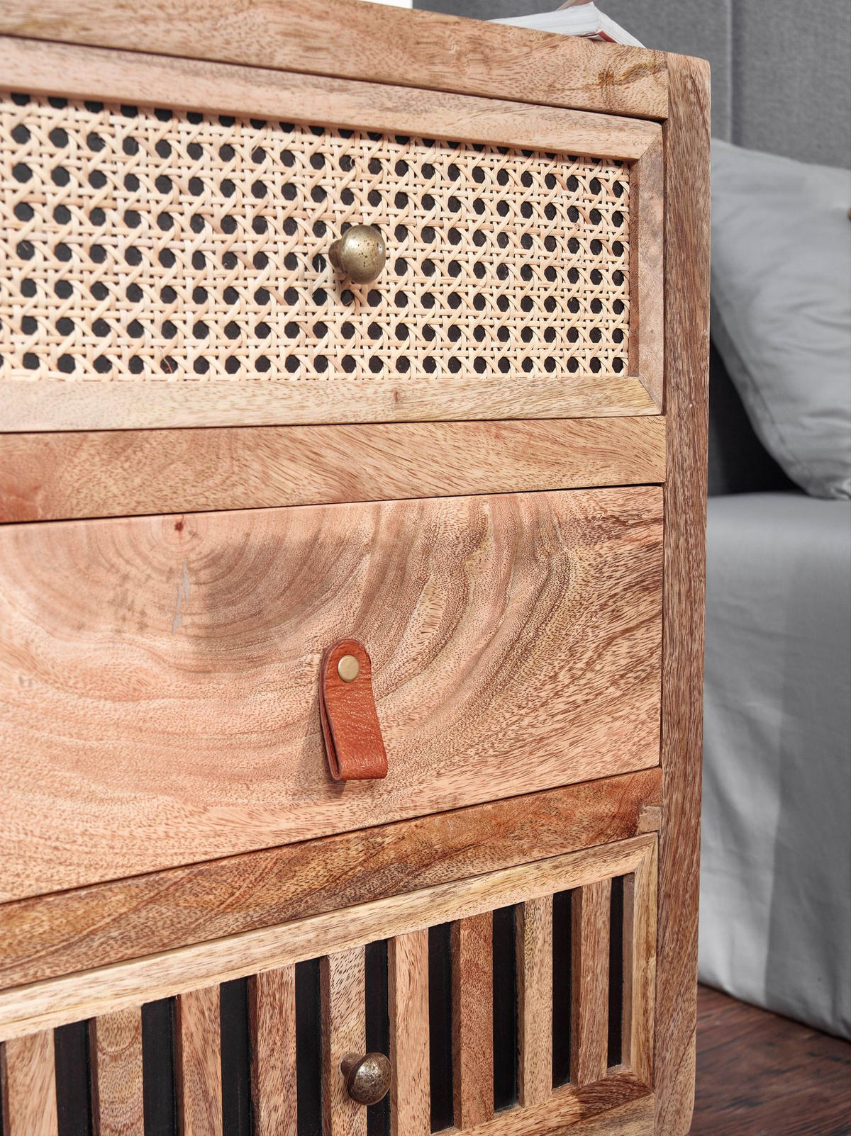 NACHTTISCH – Mango Massivholz/Rattan, 3 Schubladen, für Boxspringbett - Goldfarben/Braun, Holz/Metall (40/60/30cm) - KADIMA DESIGN