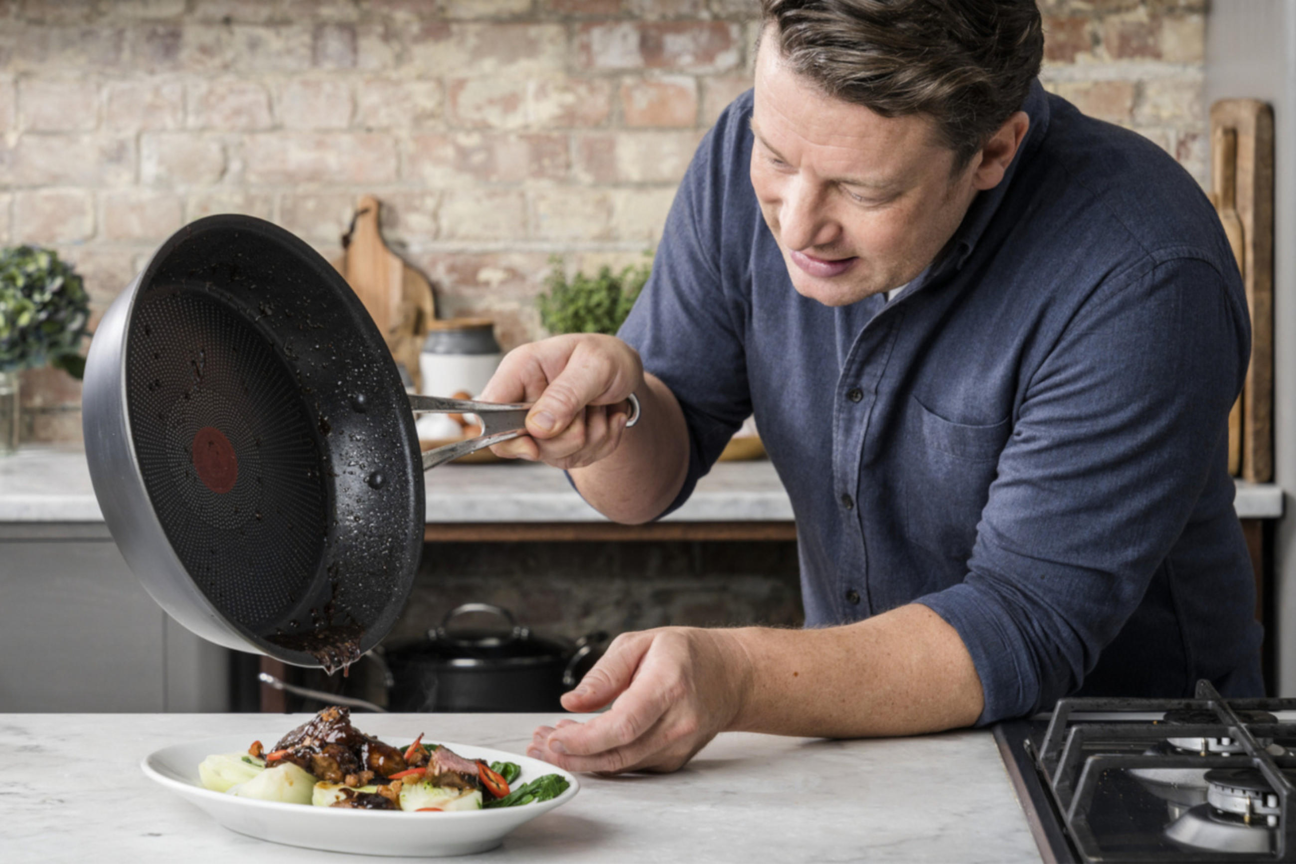 Jamie Oliver serviert ein gelungenes Kochgericht aus einer TEFAL Pfanne.