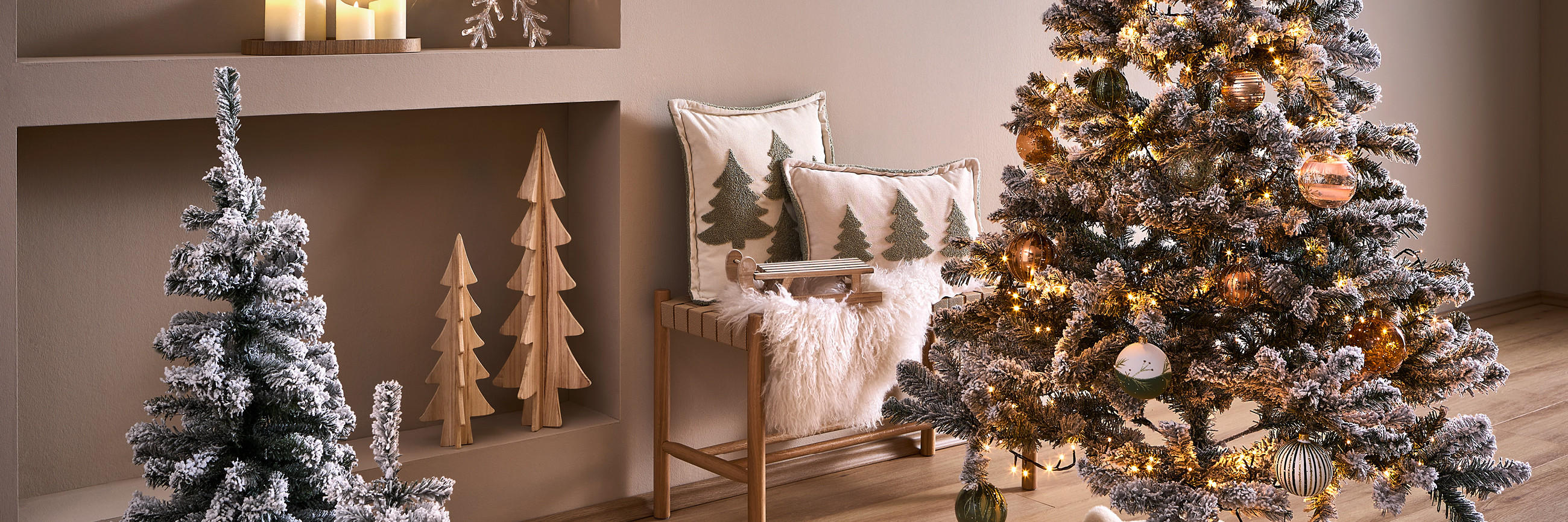 Weihanchtsdeko mit geschmückten Baum