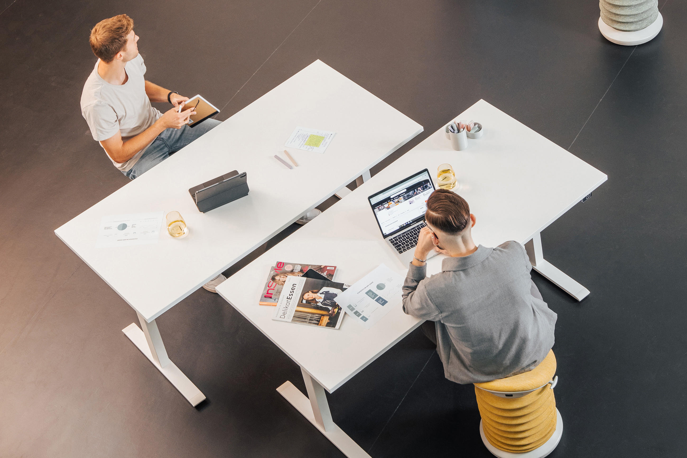 Blick von oben auf zwei praktische Schreibtische von TOPSTAR in weiß, in weiträumigen Office.