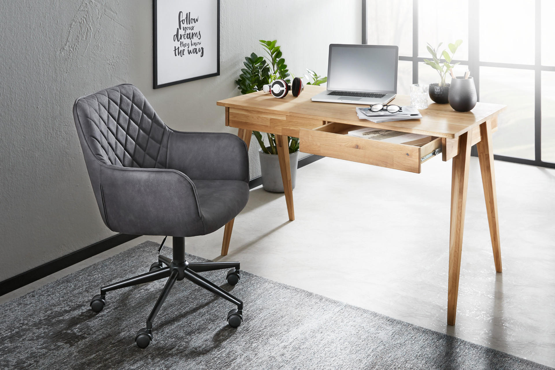 Holzschreibtisch im Home Office