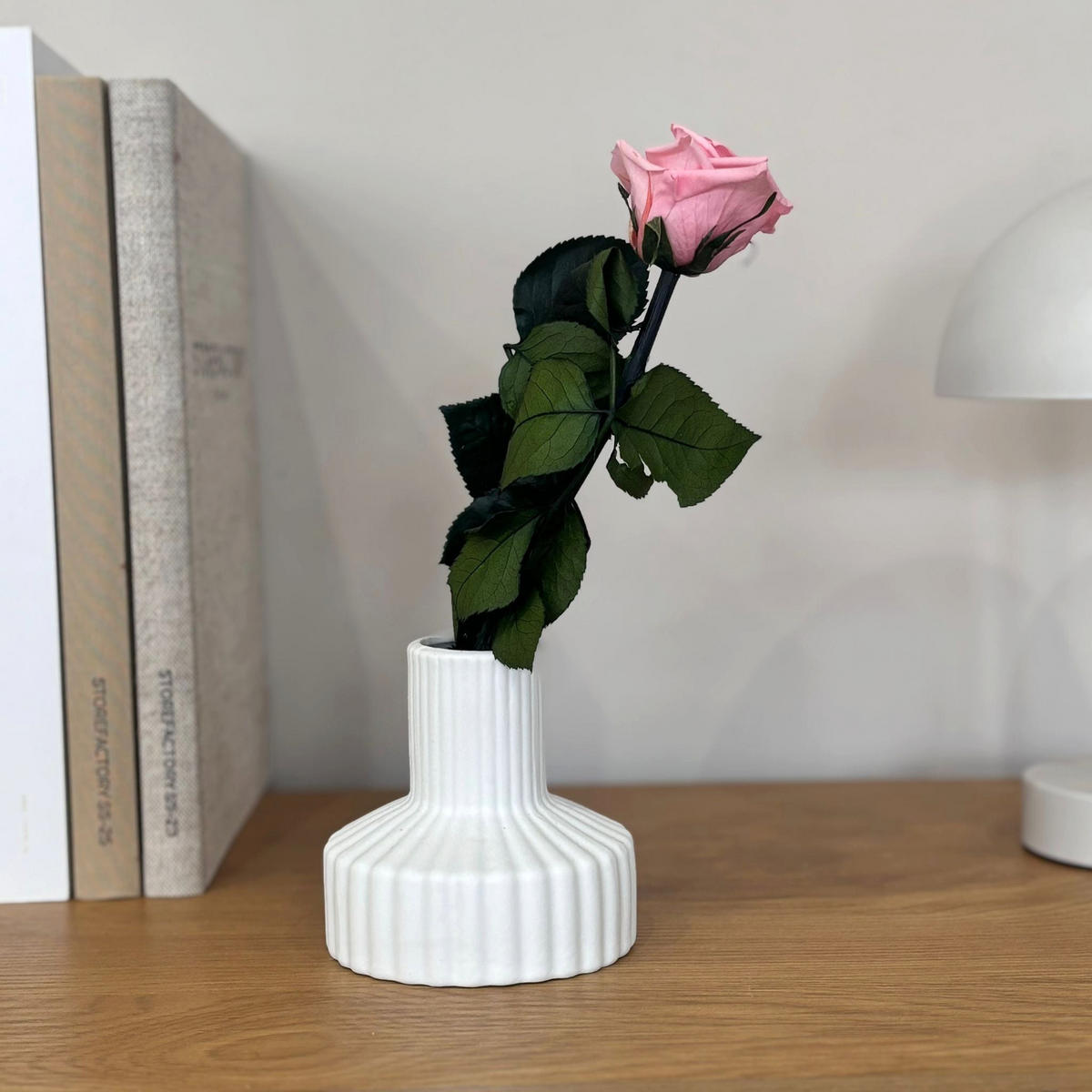 KONSERVIERTE/GEFRIERGETROCKNETE, Rosen: Zeitlose Eleganz für die Ewigkeit - weiß / 30 cm - Weiß, Naturmaterialien (30cm) - Lykke & You