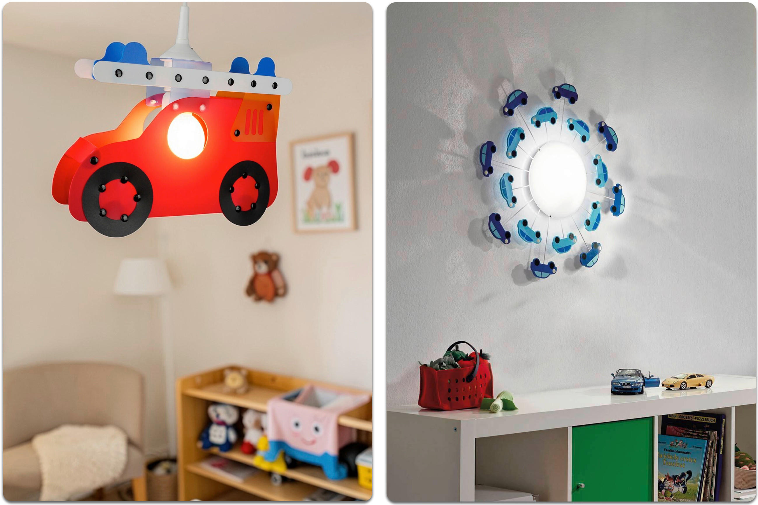 Links hängt eine rote Deckenlampe in Form eines Feuerwehrautos in einem Kinderzimmer, rechts ist eine Wandlampe mit blauen Autofiguren um einen runden Leuchtkörper über einem Regal mit Spielzeug und Büchern.