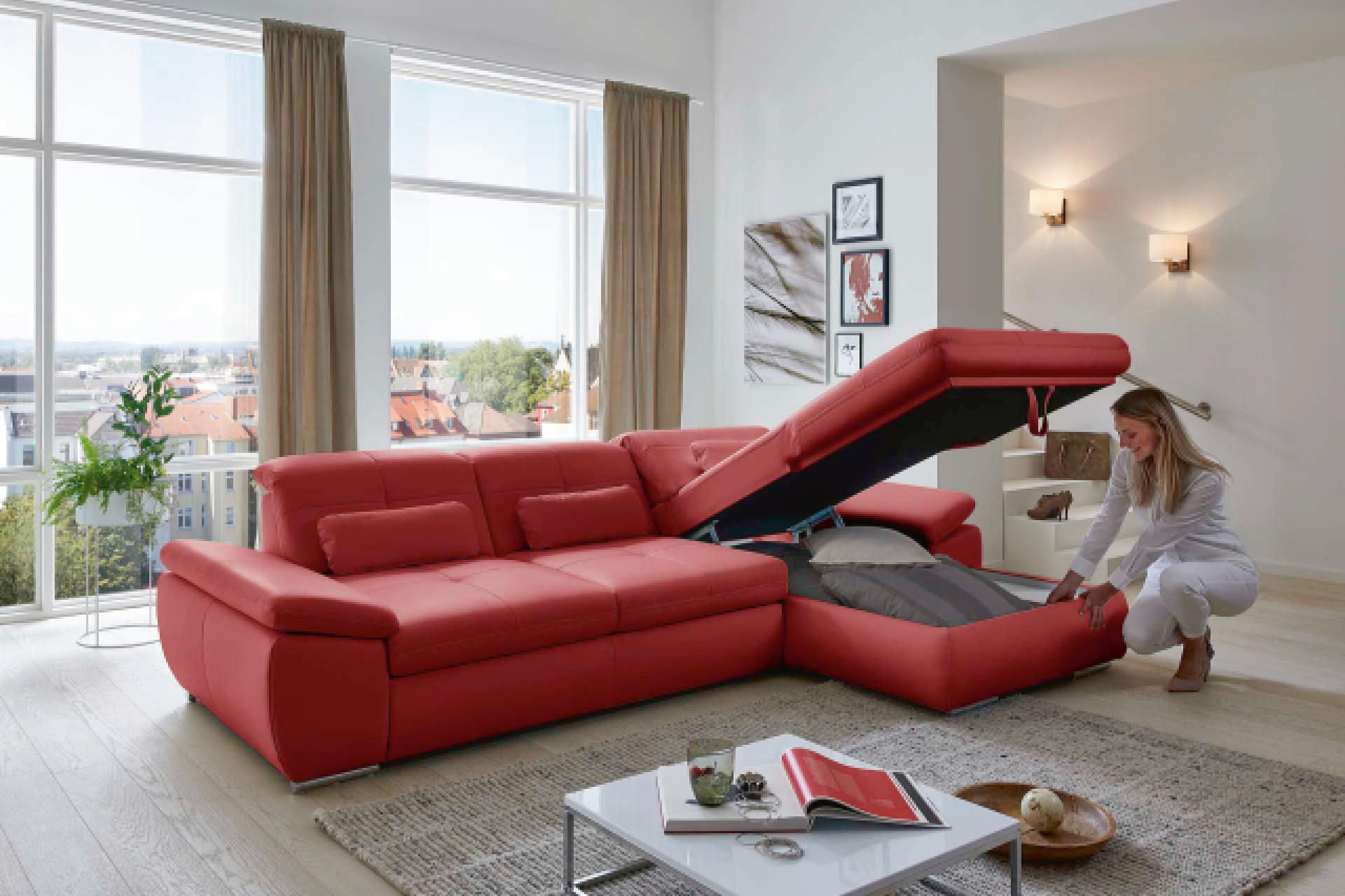 Rotes Funktionssofa mit Stauraum