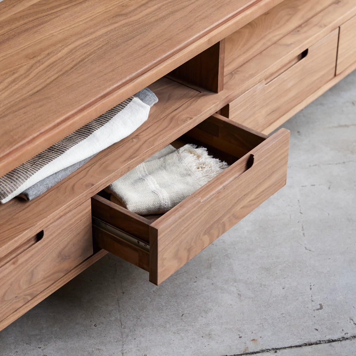 TV-SCHRANK Arto Dunkelbraun aus Walnuss - Dunkelbraun, Holz (180/45/40cm) - Tikamoon