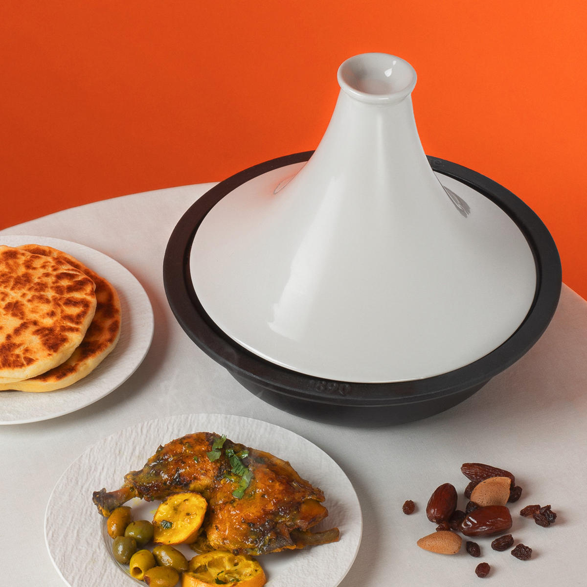 TAJINE ASILAH Beige, aus emailliertem Gusseisen, Schüssel und Deckel aus Gusseisen, Kapazität 2,5 L - Beige, Metall (29.2/29.2/24.5cm) - La Fonderie 1890