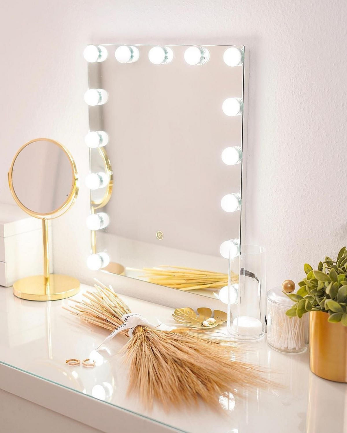 OGLINDĂ DE BAIE cu iluminare LED dreptunghiulară 40/50 cm Lucenay - argintiu, metal (40/50/3cm) - Beliani