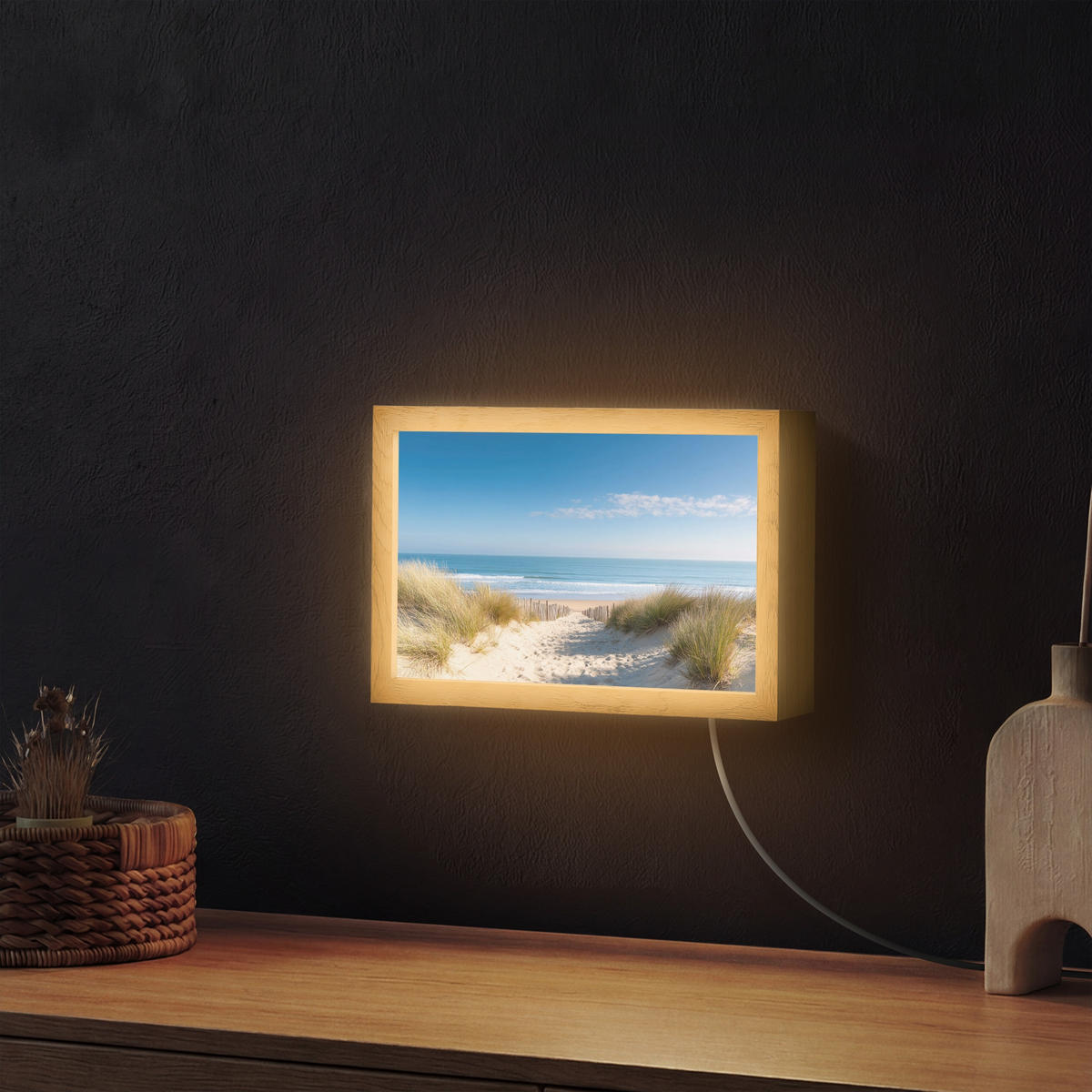 NÁSTĚNNÁ LAMPA Pláž - moře - duny - písek - léto 30x20 cm - písková barva, kompozitní dřevo (30/20/8cm) - OnlyWow