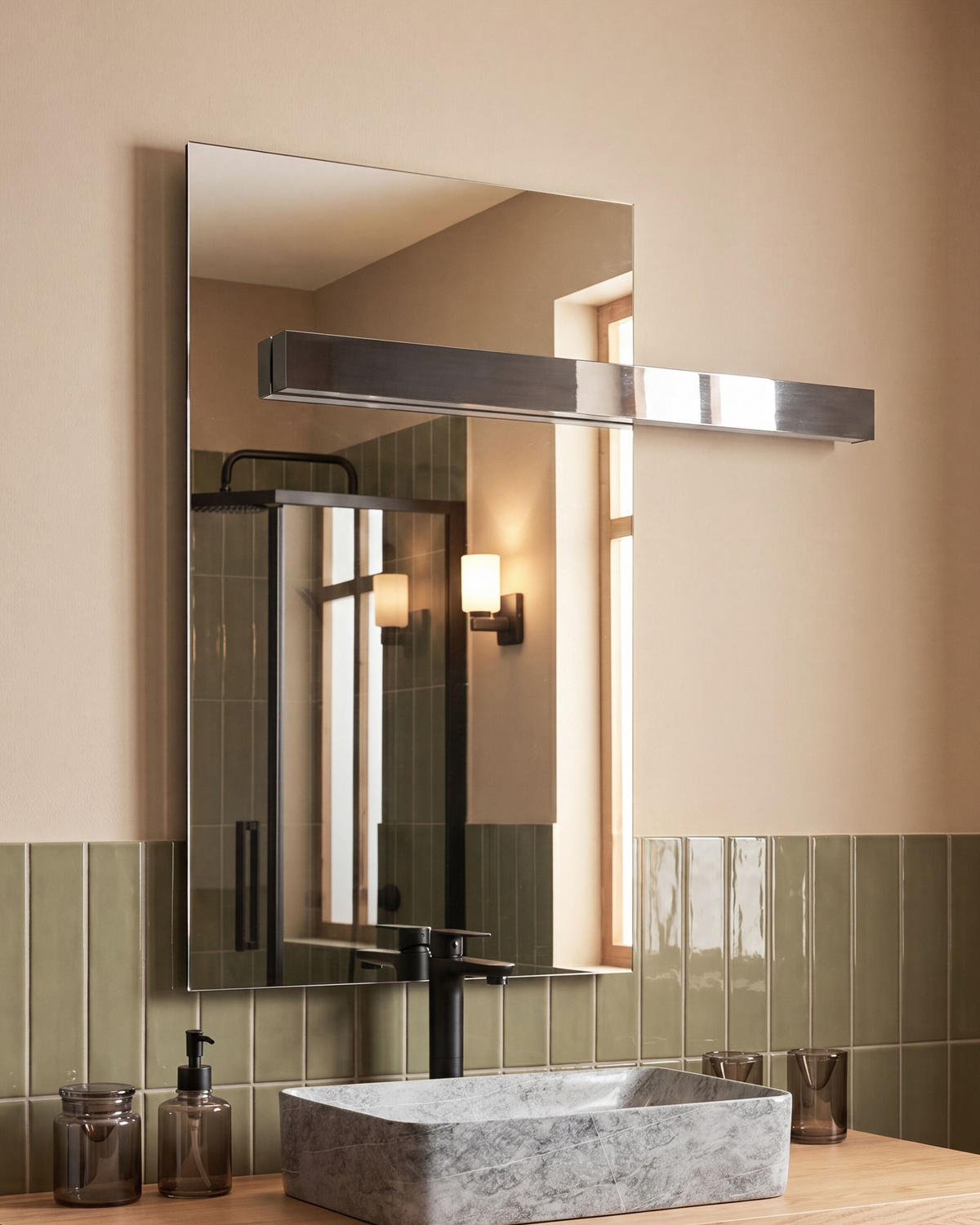 OGLINDĂ DE BAIE CU LED 83/100 cm argintie Maux - argintiu, sticlă (83/100/5cm) - Beliani
