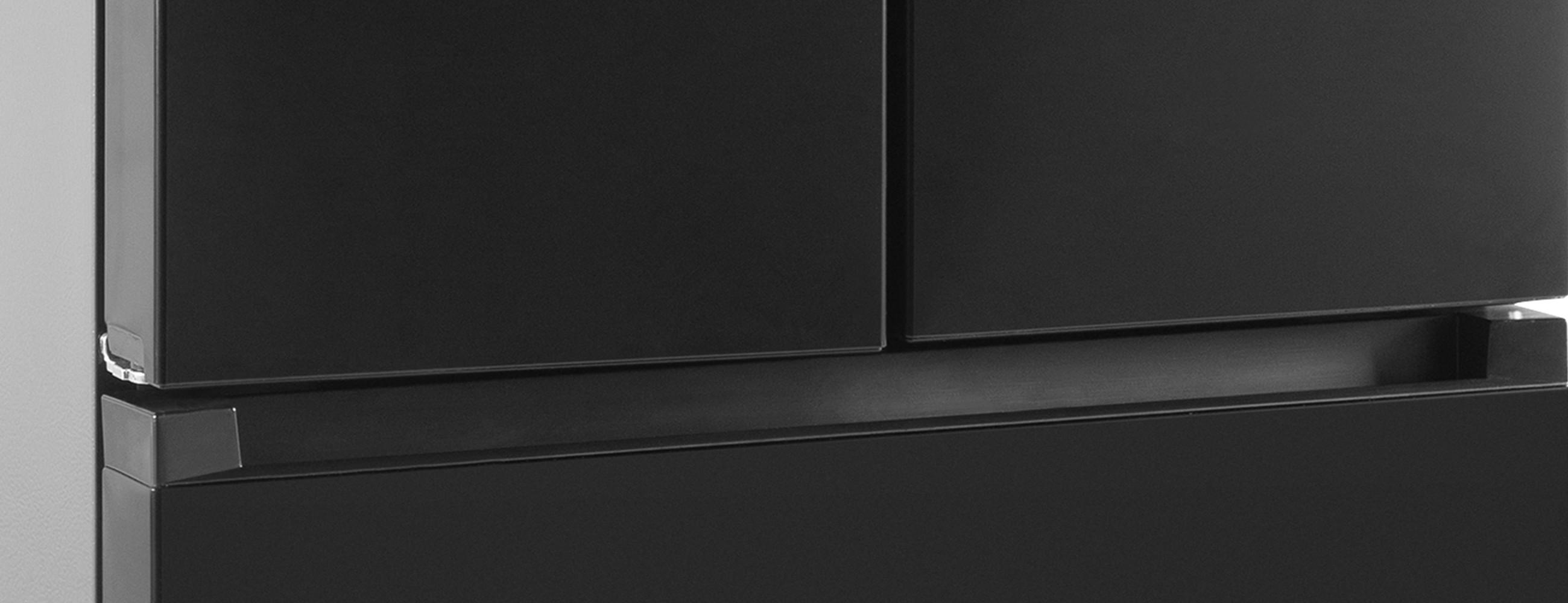 Nahaufnahme von geschlossenen Kühlschranktüren einer KÜHL-GEFRIER-KOMBINATION.