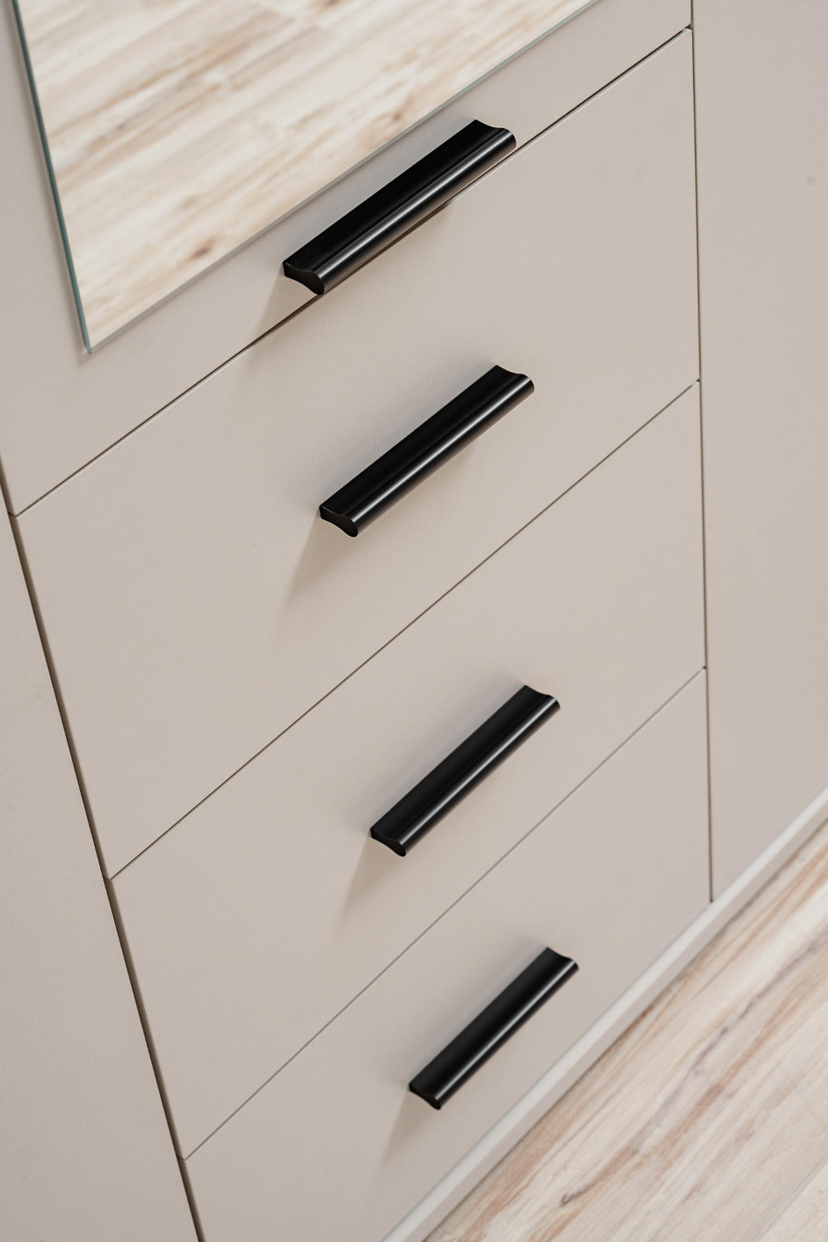 KLEIDERSCHRANK Kaschmir 3-türig 135 x 190 cm, Drehtürenschrank mit Spiegel - Kaschmir/Schwarz, Holzwerkstoff/Kunststoff (135/190/55cm) - Inn.Furn