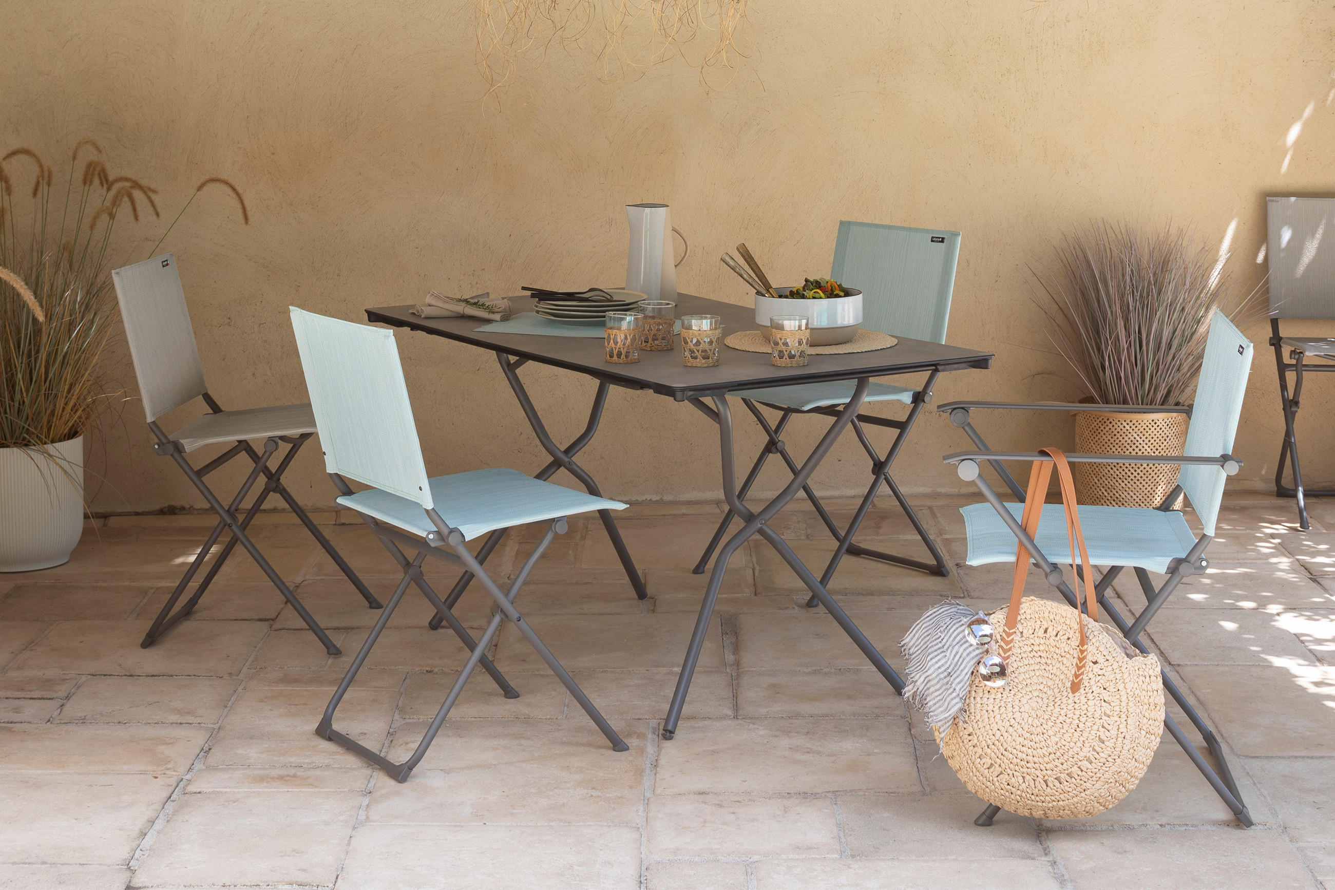 Essgruppe von LAFUMA Mobilier, Dunkler Stahltisch, Gartenstühle in Anthrazit, Essgruppe im Freien