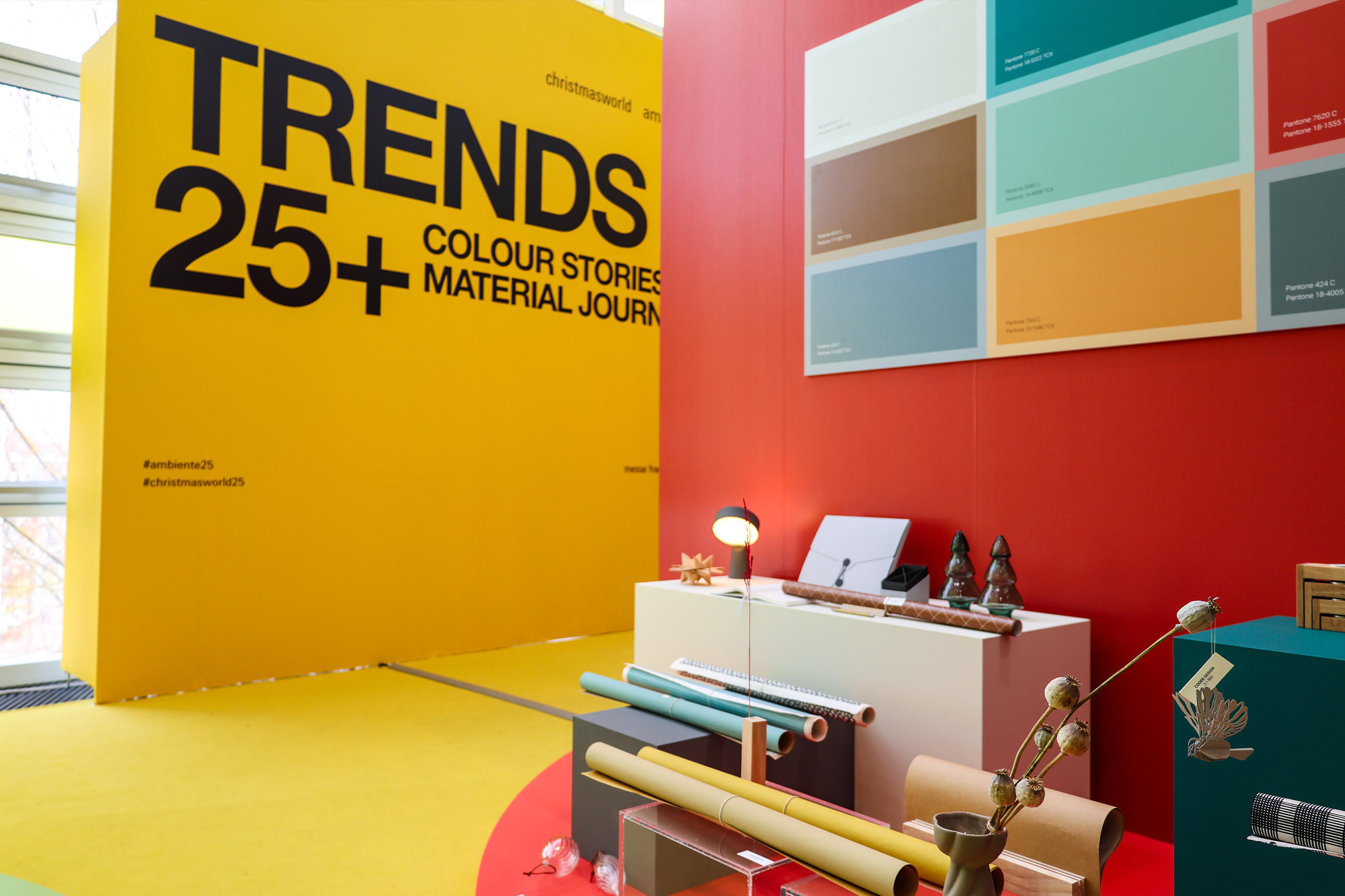 Auslage von Produkten in einem Raum mit dem Hinweis Trends 25+ auf der Ambiente Messe 2025