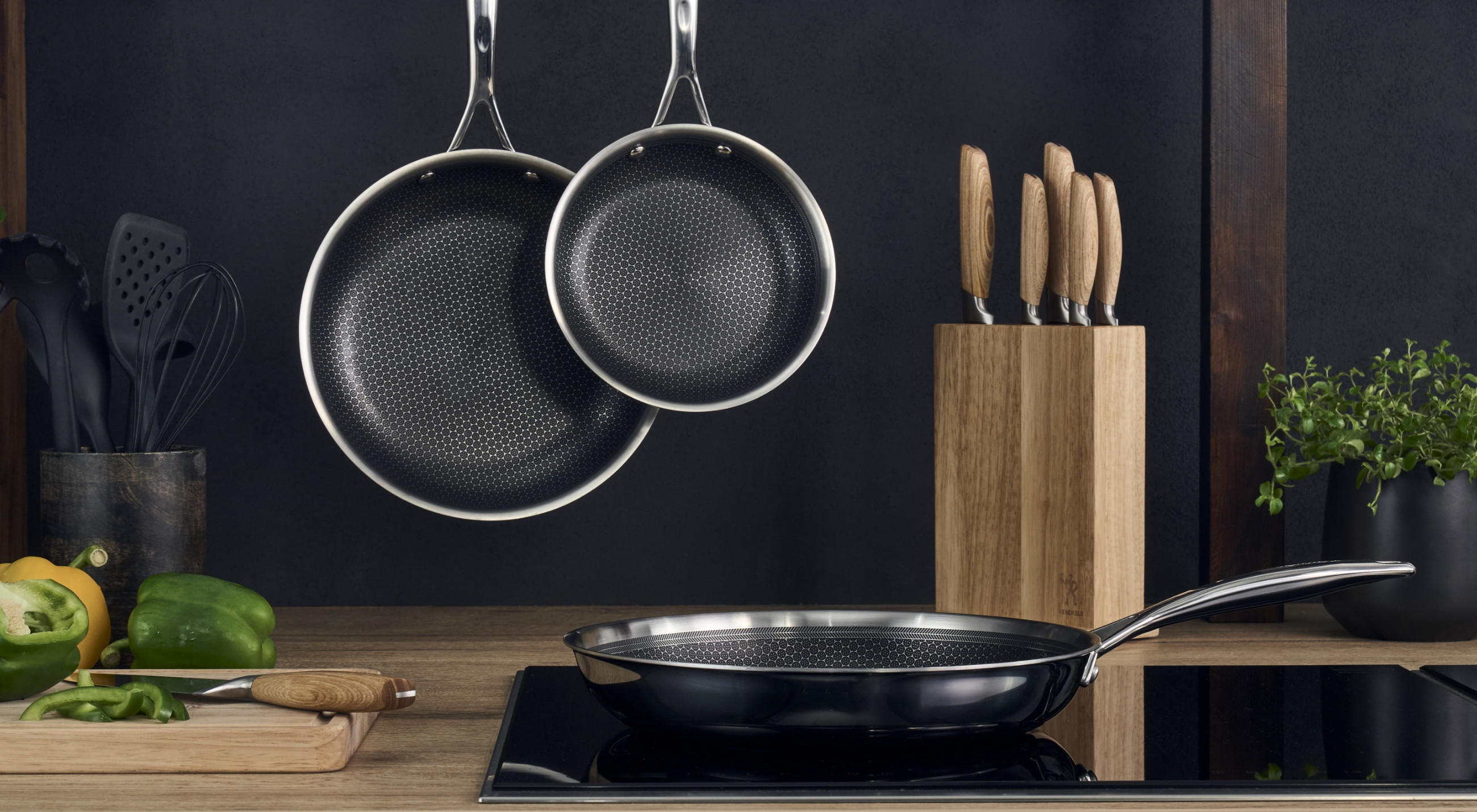 Pfannen von Henckels by Zwilling in einer modernen Küche.