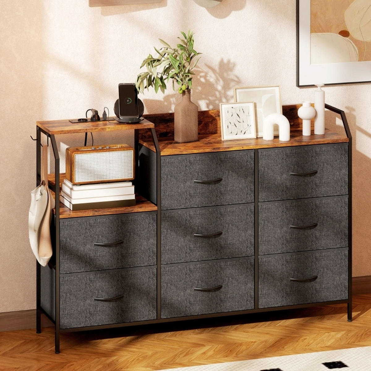 KOMMODE aus Stoff, Stahl und Spanplatte Rustikales 130x30x88 cm Braun-Schwarz mit Ladestation, 8 Schubladen und offenem Fach - Schwarz, Textil (130.5/88/30cm) - Modfu