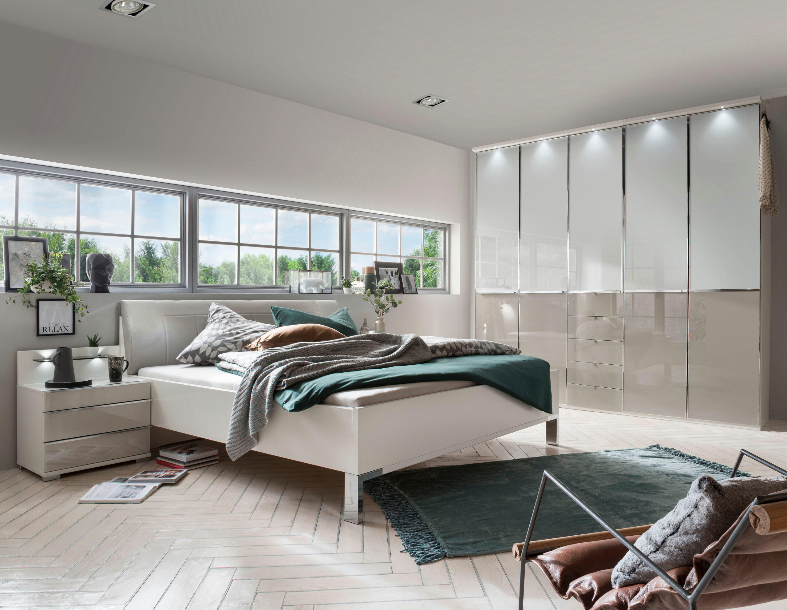 SCHLAFZIMMER Sentara in Weiß und Kieselgrau 4-teilig mit Kleiderschrank 250cm Breite inklusive Beleuchtung, Doppelbett 180x200cm, zwei Nachttische - Weiß, Holzwerkstoff (80/200/120cm)