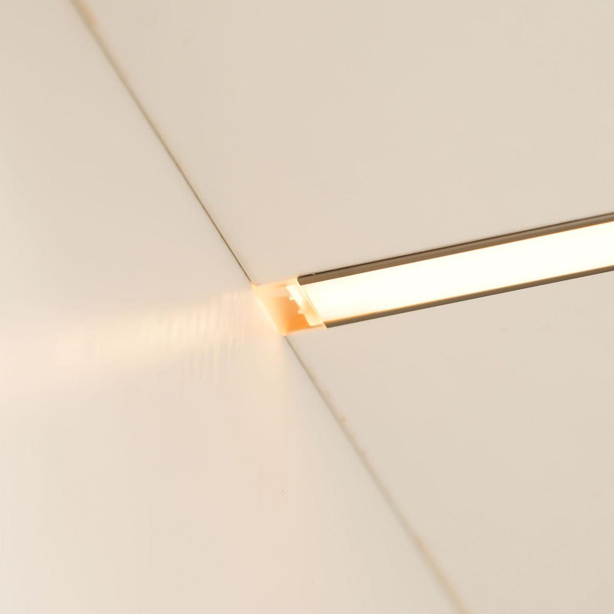 ECKVITRINE Weiß 62×35×160 cm aus MDF und Glas mit LED-Beleuchtung und Soft-Close-Scharnieren - Weiß, Holzwerkstoff (62/160/35cm) - Luhomfu