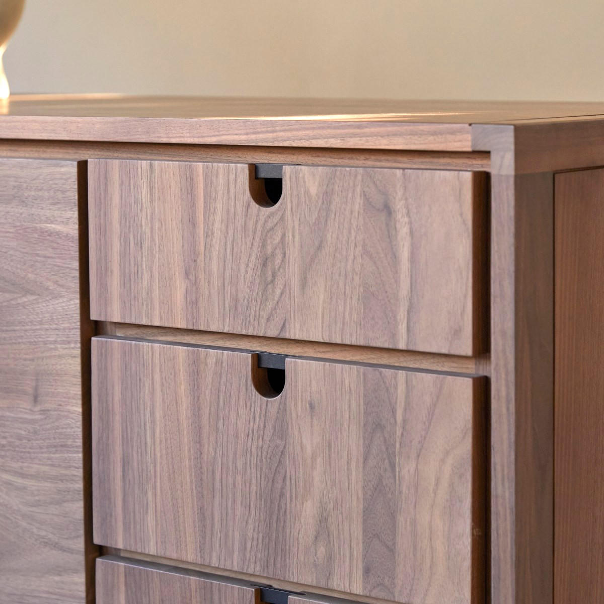 SIDEBOARD Jonàk Braun aus Walnuss - Braun, Holz (145/76/45cm) - Tikamoon