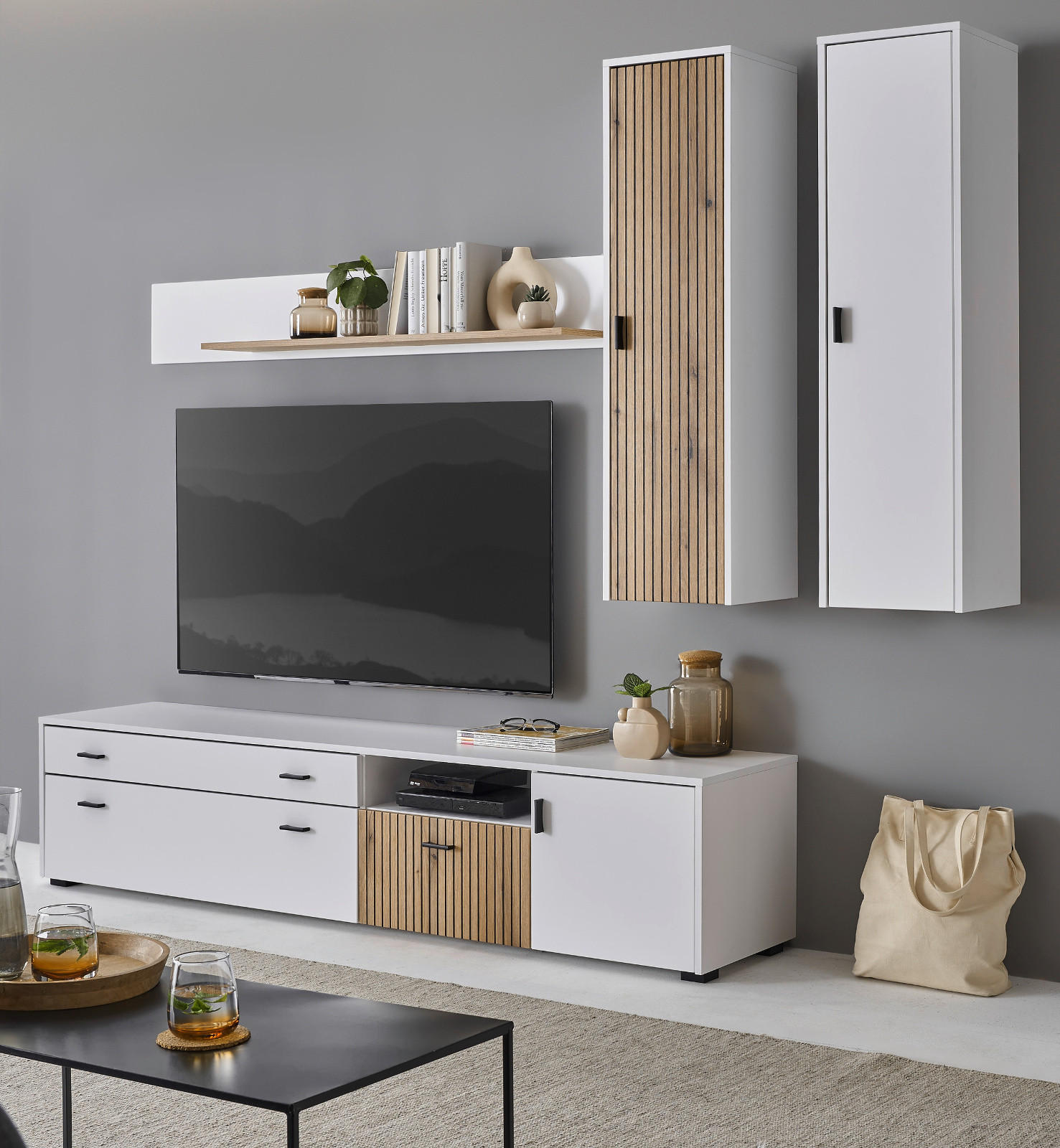 WOHNWAND weiß matt, Eiche 4-teilig 243 x 180 cm, Schrankwand mit viel Stauraum und Soft-Close - Eichefarben/Schwarz, Glas/Holzwerkstoff (243/180/42cm) - Furn.Design