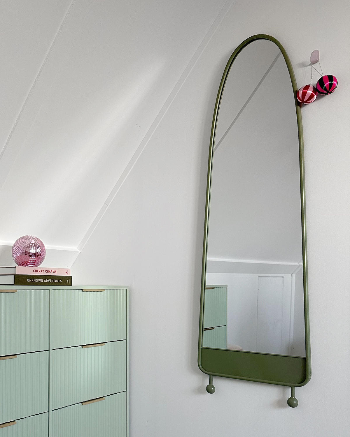 OGLINDĂ DE PERETE metal verde 45/146 cm Parnay - verde, metal (45/146/3cm) - Beliani