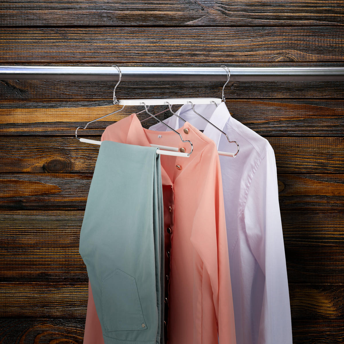 ÚSPORNÝ vešiak - biela, kov/drevo (2.5cm) - Relaxdays