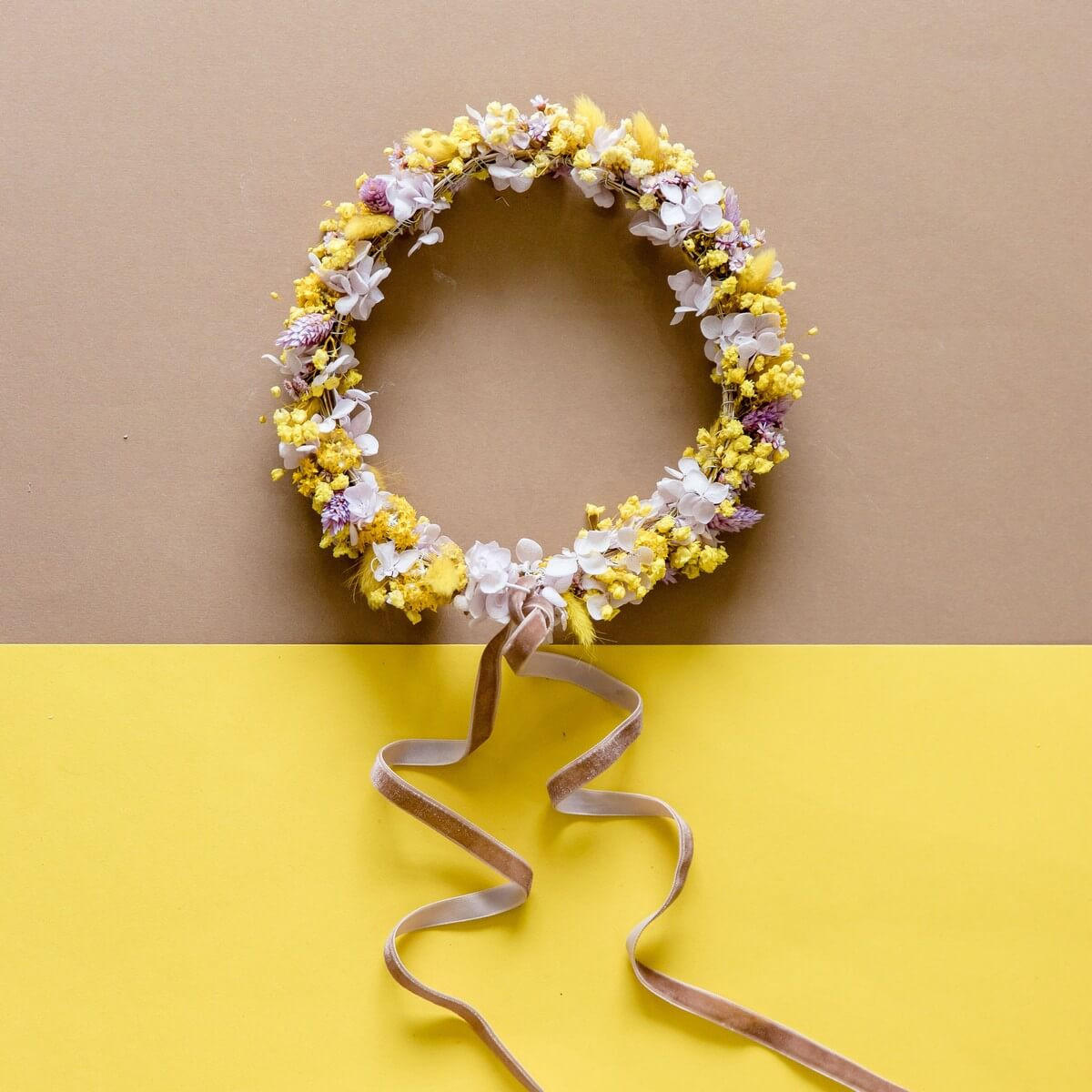 HAARKRANZ Trockenblumen in gelb und braun, in weiß abgesetzt - gelb - Gelb, Naturmaterialien (30cm) - Lykke & You