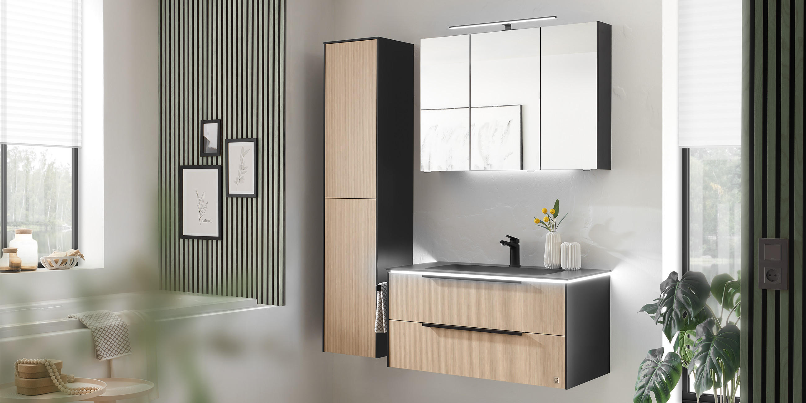 Badezimmer von MUSTERRING in Holzoptik und mit großem Spiegelschrank und Beleuchtung