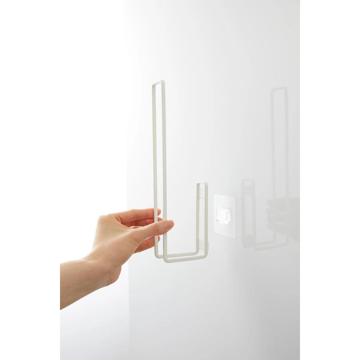 TOILETTENPAPIERHALTER mit Saugnapf – H25 cm - Weiß, Kunststoff (7.7/25/12cm) - Yamazaki