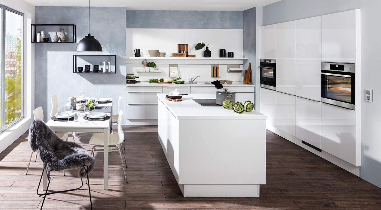 Helle Kochinsel mit weißen Schränken, Kücheninsel und stilvoller Dekoration