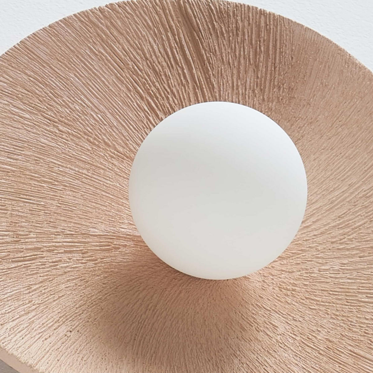 WAND- oder Deckenleuchte aus strukturiertem Keramik und weißem Glas - Niria - Beige, Keramik (32/32/14cm) - KOSILUM