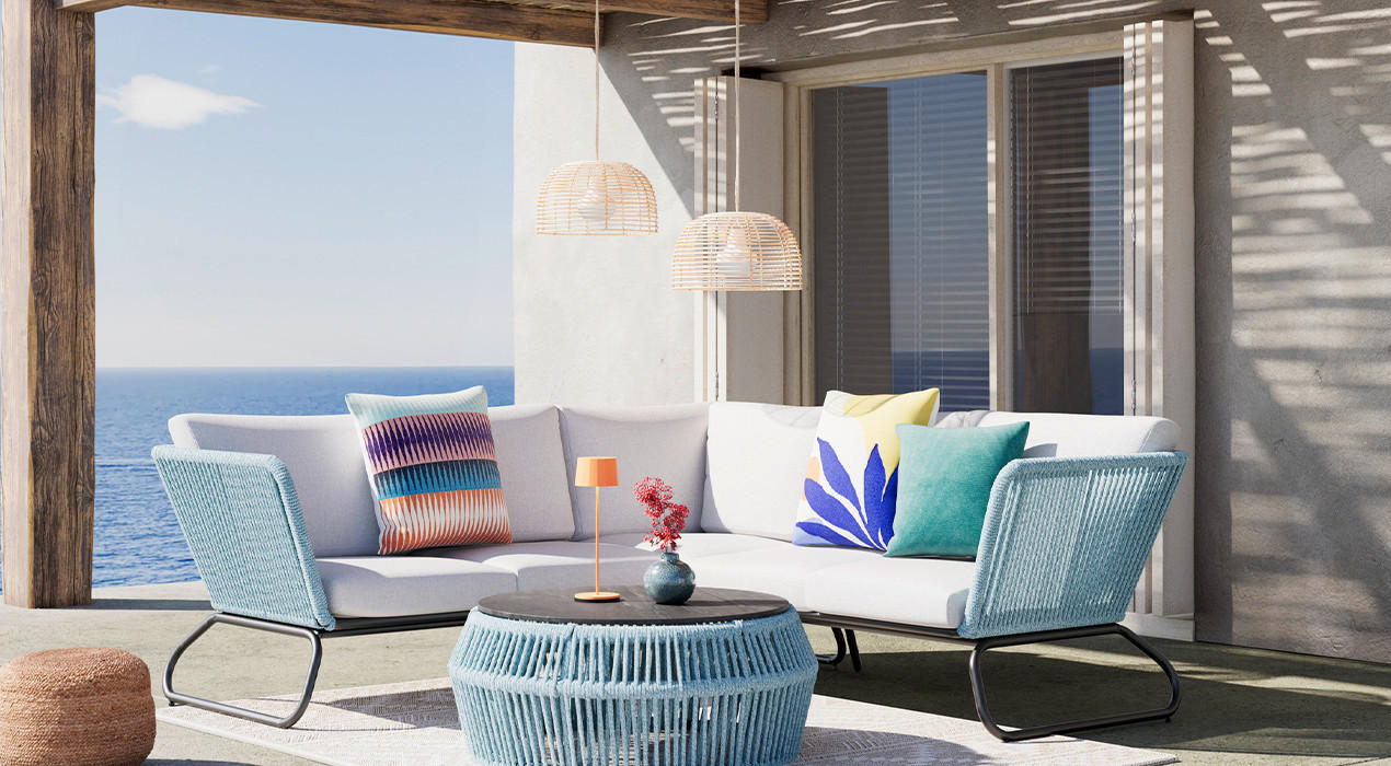 blaue Lounge mit Tisch