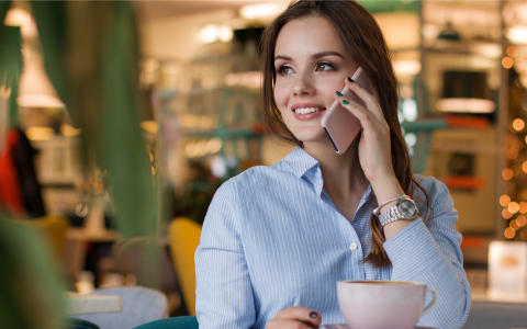 Frau telefoniert mit Handy  