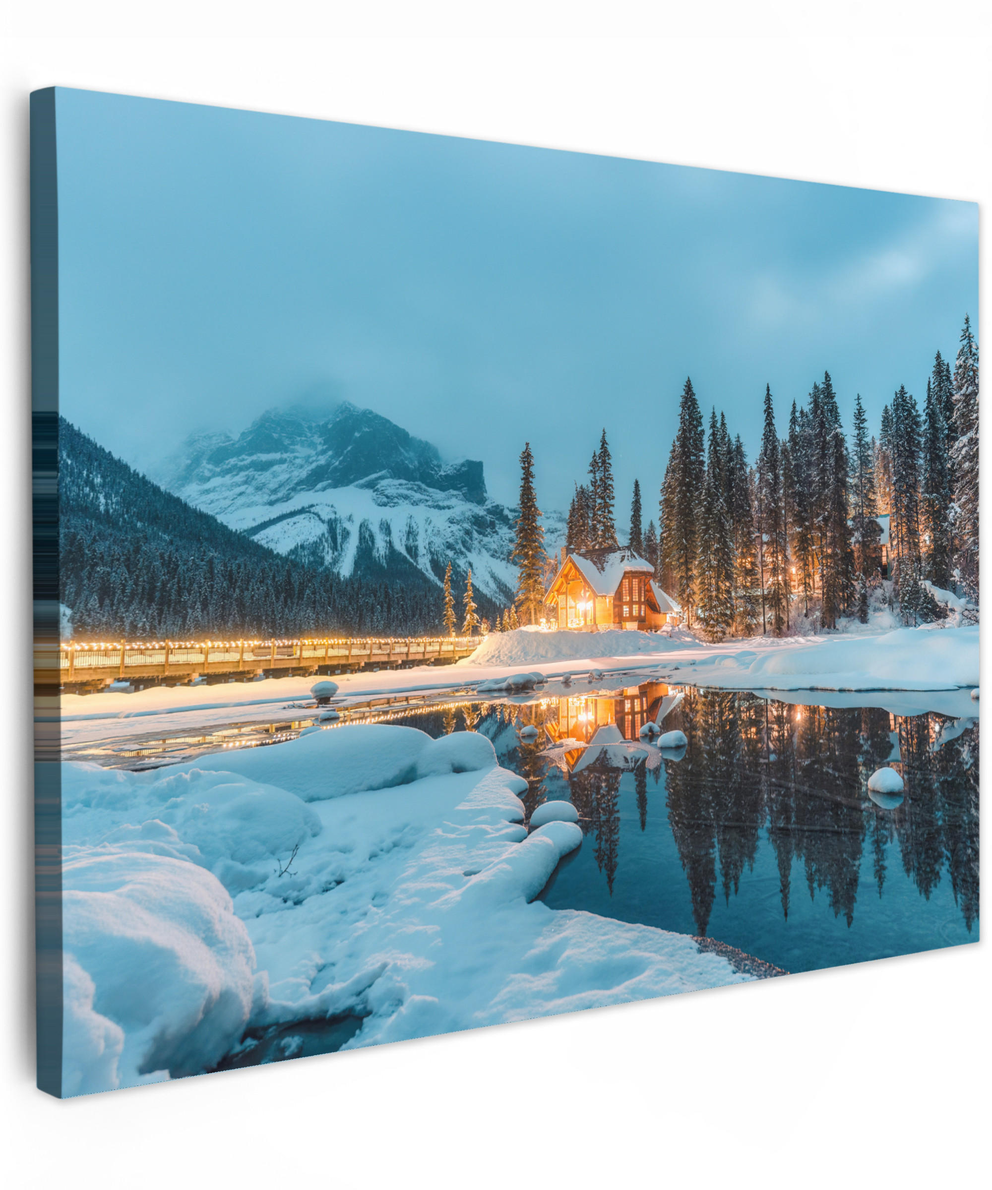 LEINWANDBILD Winterlandschaft - Natur - Haus - Berge - Schnee Wandbilder 80x60 cm - Hellblau, Textil (80/60cm) - MuchoWow