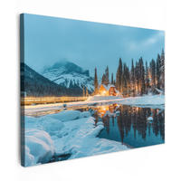 LEINWANDBILD Winterlandschaft - Natur - Haus - Berge - Schnee Wandbilder 80x60 cm - Hellblau, Textil (80/60cm) - MuchoWow