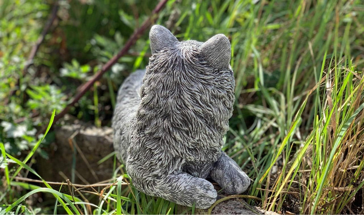 STEINFIGUR Katze Emilia liegend frostfest wetterfest Gartenfigur Steinguss - Grau, Stein (28/16/15cm) - stoneandstyle