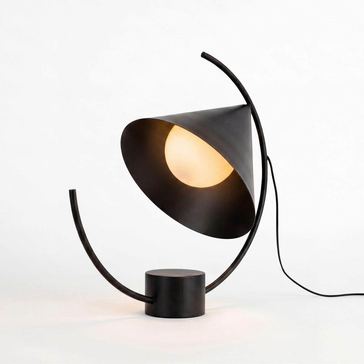 TISCHLEUCHTE aus schwarzem Stahl 52/32/55 cm - Schwarz, Metall (32/52/55cm) - The Lumine