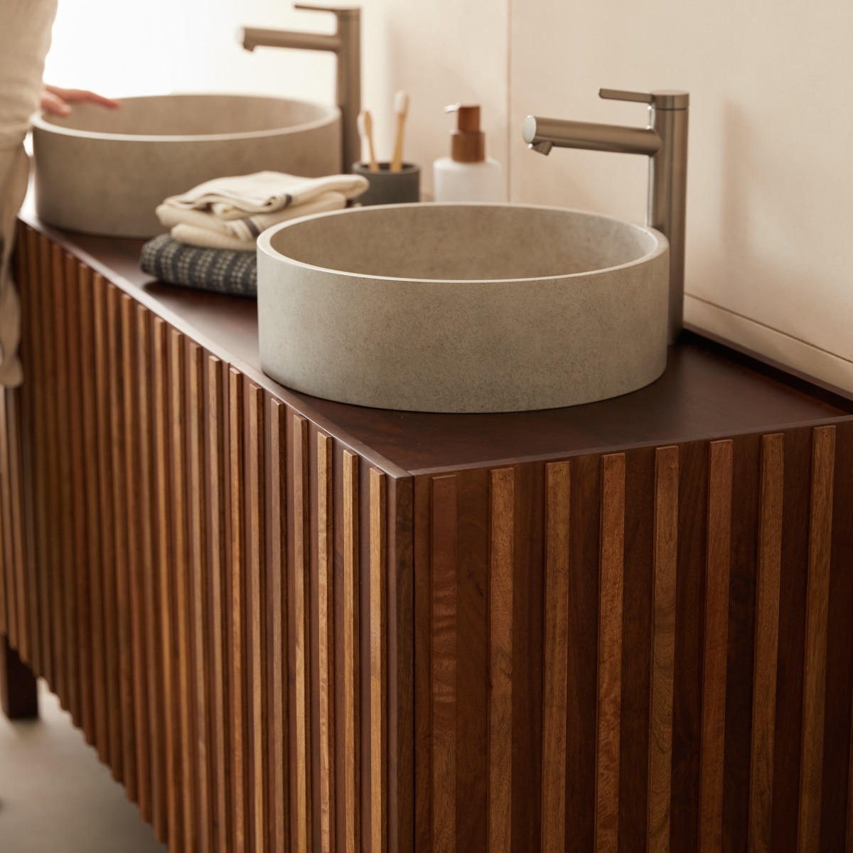 BADEZIMMERMÖBEL Milo Dunkelbraun aus Mango - Dunkelbraun, Holz (164/79/48cm) - Tikamoon