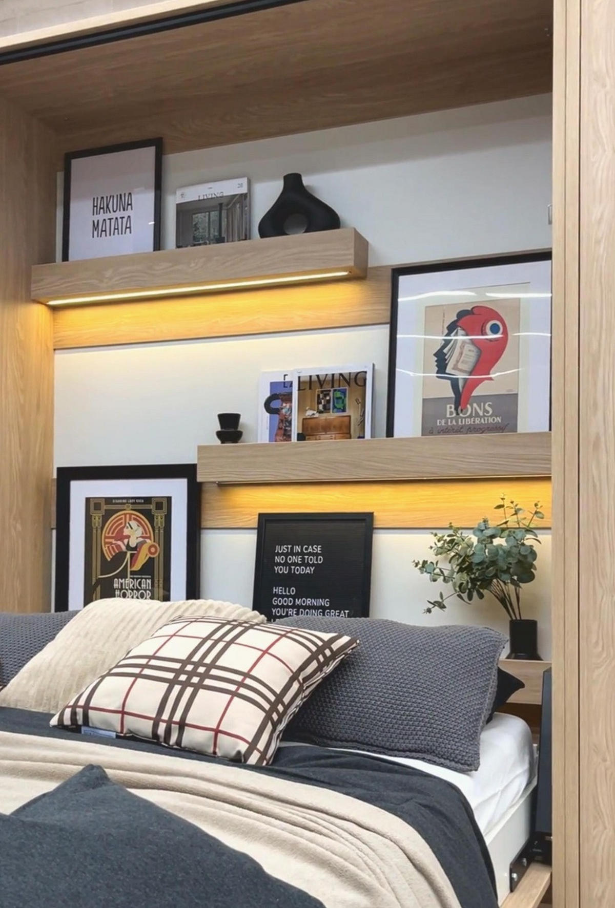 SCHRANKBETT vertikal GN140x200 mit Schreibtisch, LED und 2 Regalen - 3-teilig - Weiß - Weiß, Holzwerkstoff (140/200cm) - QMM TraumMöbel