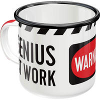 EMAILLE-BECHER 360 ml Achtung Genius At Work - Rot/Schwarz, Metall (0.36L) - Nostalgic-Art