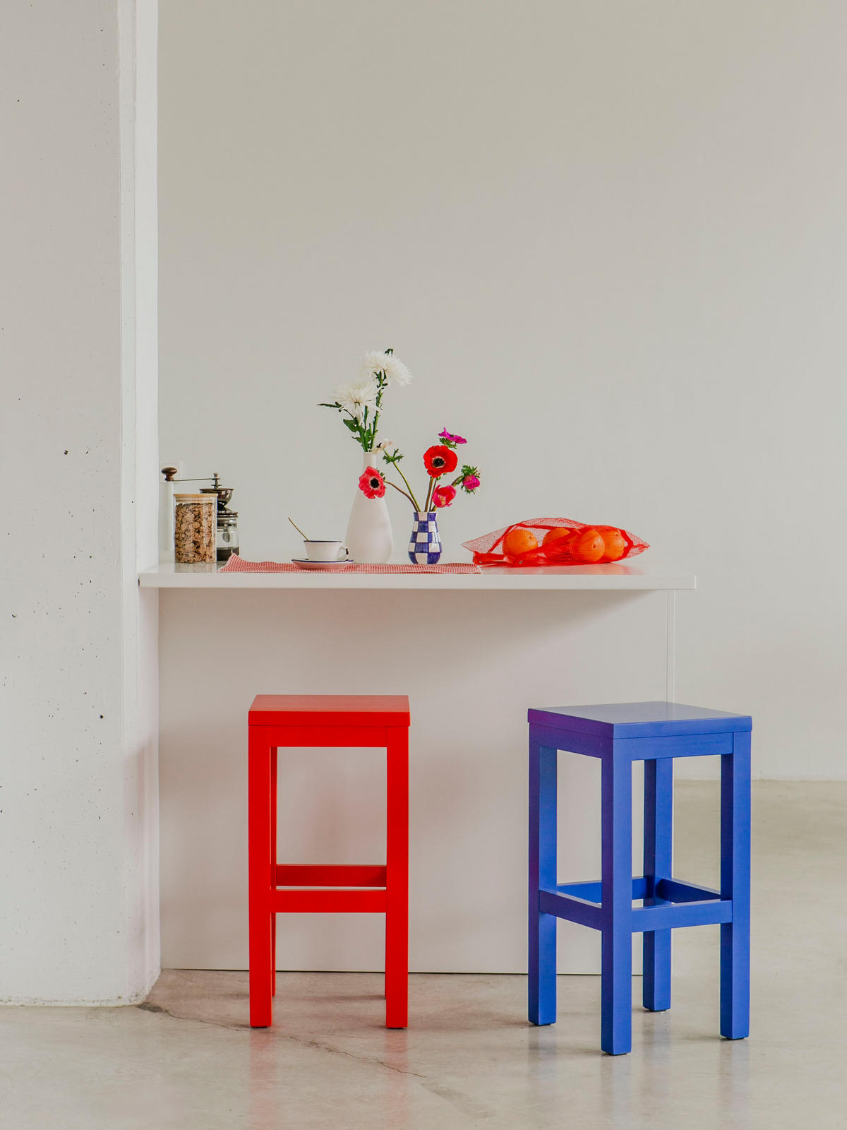 HOCKER aus massiver Kiefer, 65 cm hoch, flammenrot lackiert AXEL - Rot, Holz (33/65/33cm) - RNT By Really Nice Things