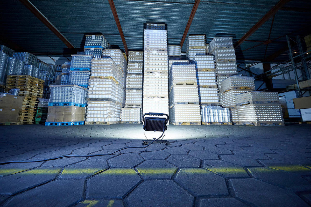 LED-BAUSTRAHLER mit Standfuß - 100W für Innen und Außen, spritzwassergeschützt, 2er-Set - Schwarz, Metall (18.3/28.7/36.8cm) - Northpoint