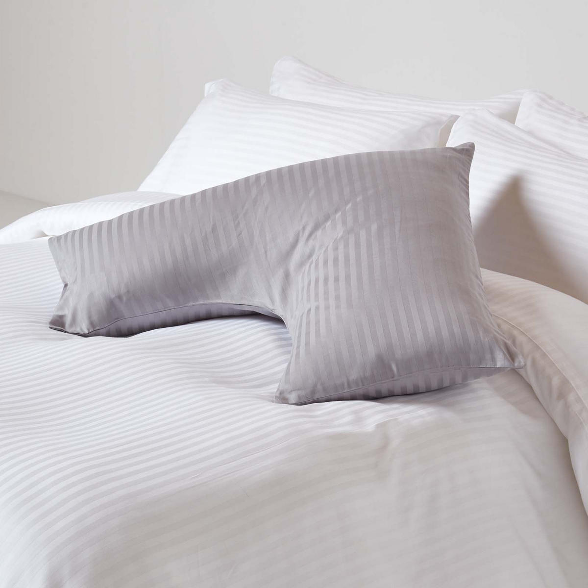 KISSENBEZUG für V-Form-Kissen, Damast-Streifen, Fadendichte 330 - Grau, Textil (38/76cm) - Homescapes
