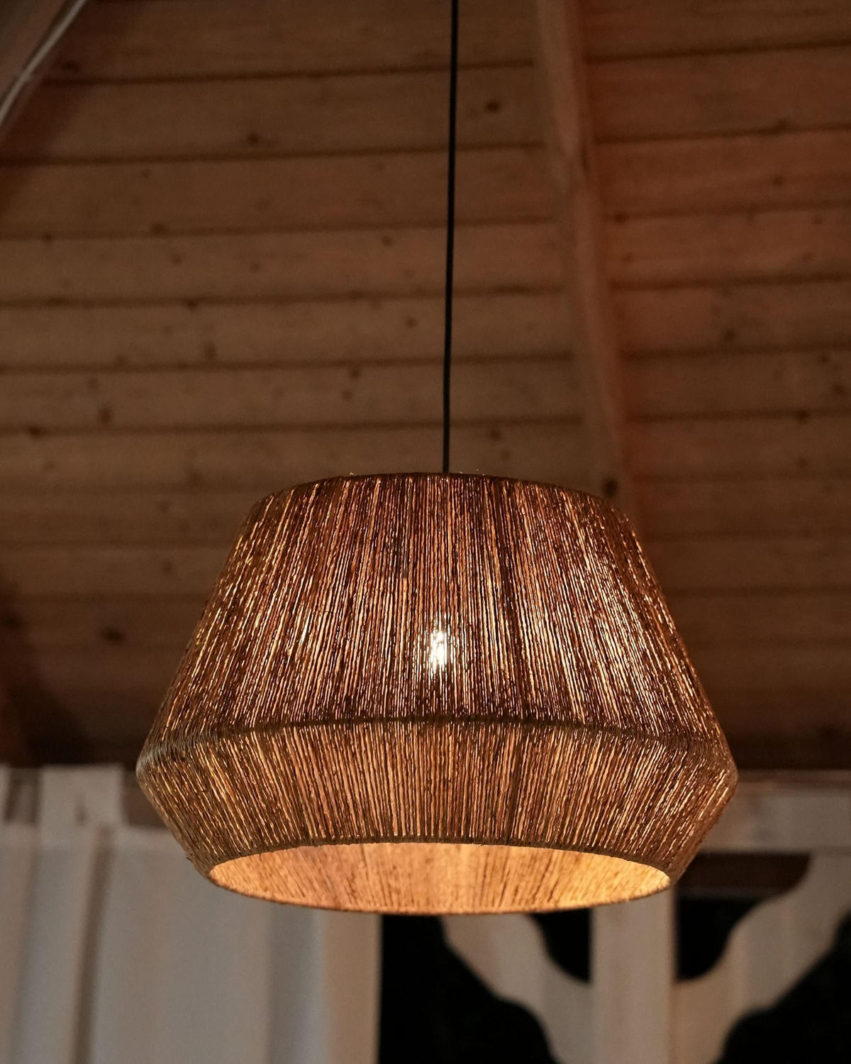 VISEČA SVETILKA juta naravna Birau - naravne barve, naravni materiali (48/48/128cm) - Beliani