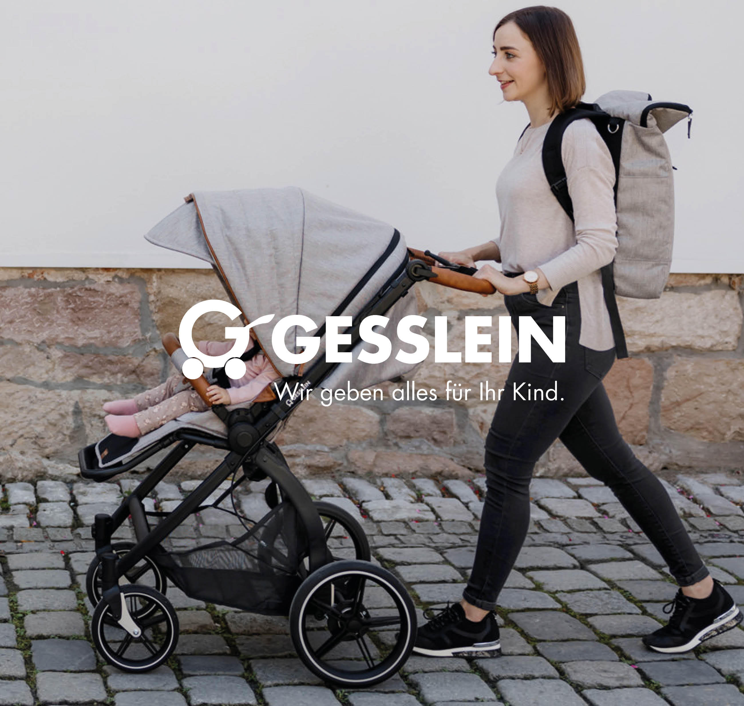 Mutter mit Kinderwagen gehen spazieren