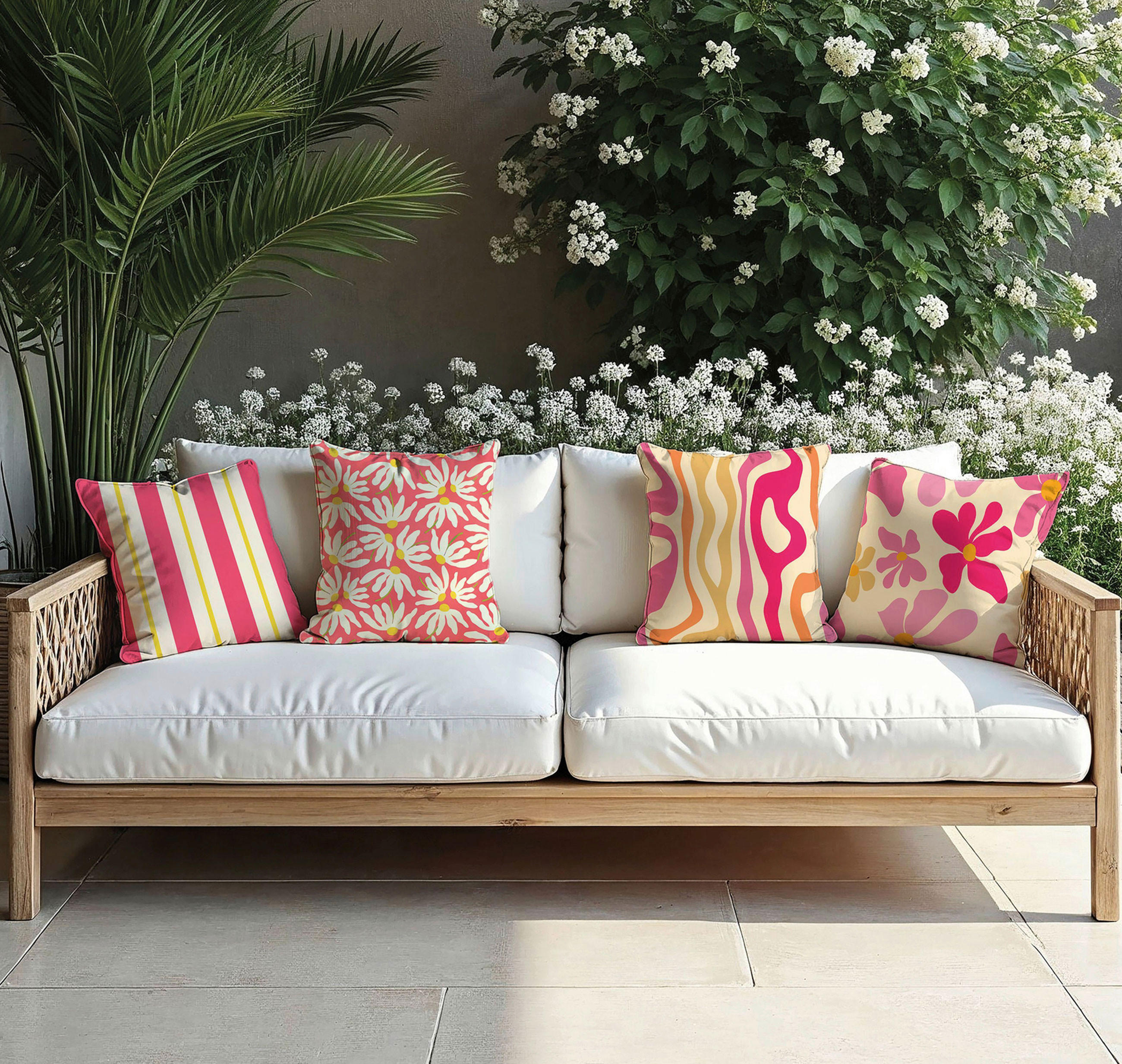 Gartenbank mit Zierkissen im floral bunten Design