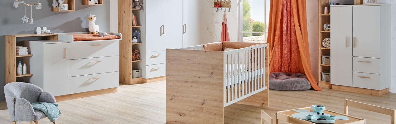 babyzimmer aus holzgegenständen mit orangener bettwäsche