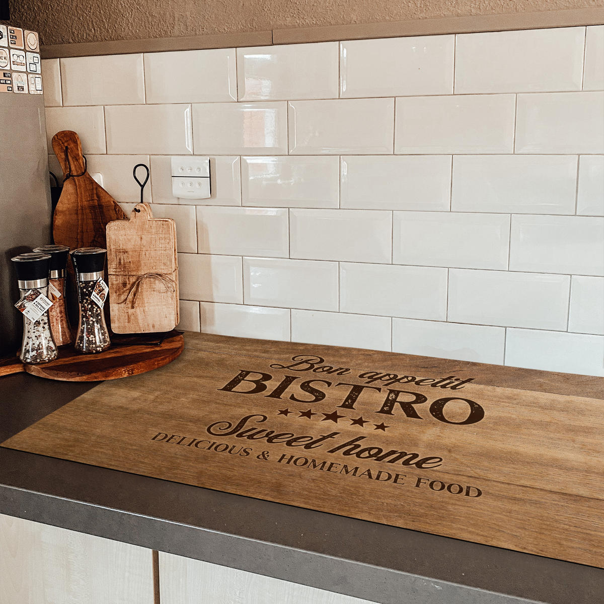 HERDABDECKPLATTE Zitat - Bistro - Guten Appetit - Süßes Zuhause - Holzmaserung 90x52 cm - Braun, Kunststoff (90/0.2/52cm) - MuchoWow